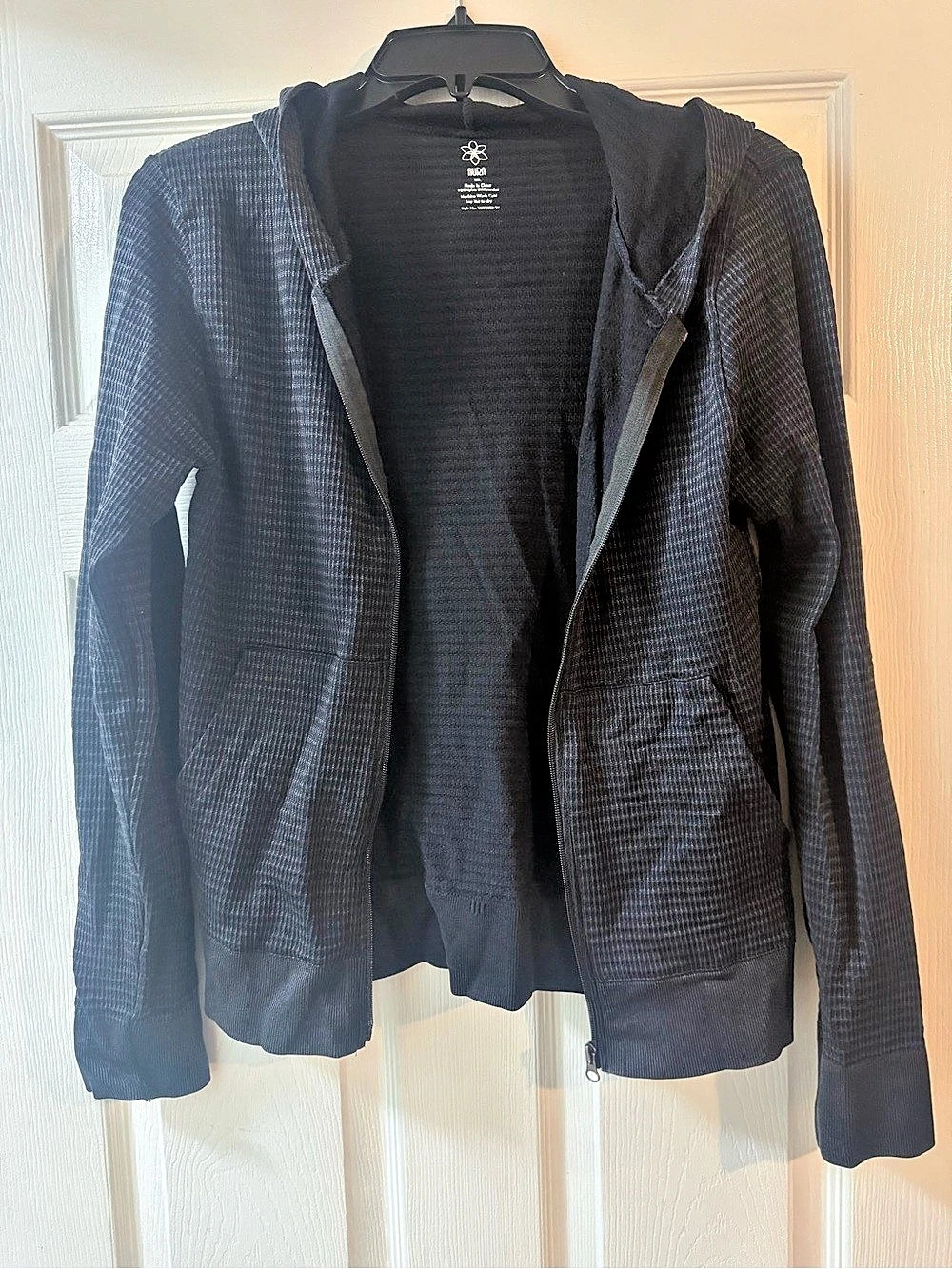 AURI Women's Hooded Textured Jacket in Black